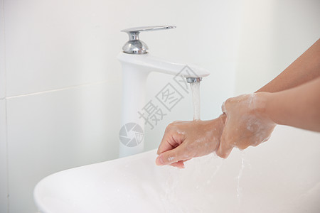 女性卫生间洗手特写图片