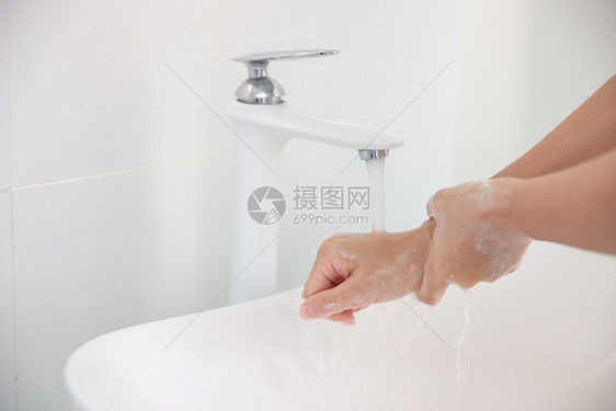 女性卫生间洗手特写图片