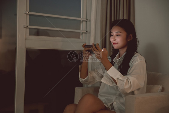 青年女性熬夜玩手机游戏图片