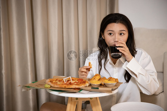 青年美女居家生活吃披萨喝可乐图片