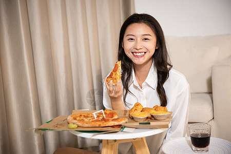 吃炸鸡的女孩年轻居家女性开心吃炸鸡外卖背景