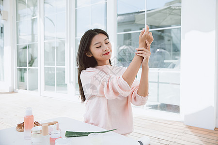 美女居家生活秋冬护肤图片