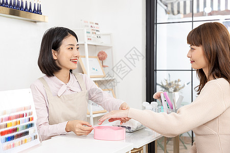 女性美甲师帮美女顾客清洁指甲图片