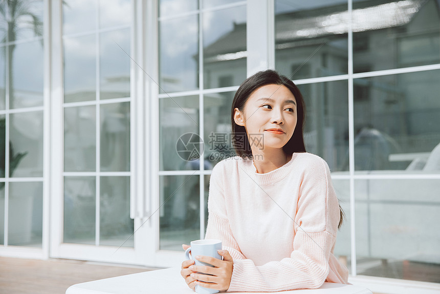 美女独居生活室外喝茶图片