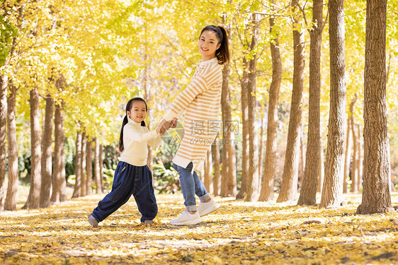 母亲和女儿在树林里嬉闹图片