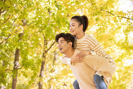 一对幸福的情侣观赏秋景背景图片
