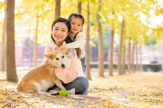 女儿从背后抱着妈妈图片