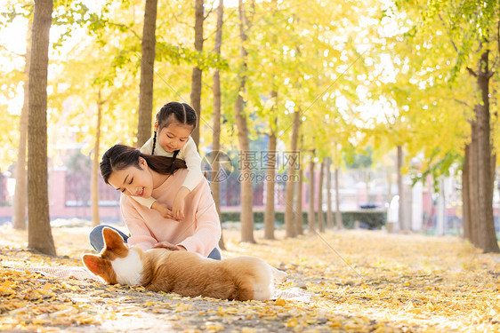 母女两人一起在树林和宠物玩耍图片