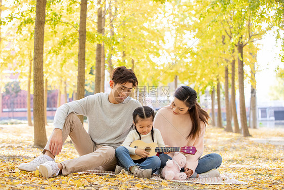 父母听女儿弹尤克里里图片