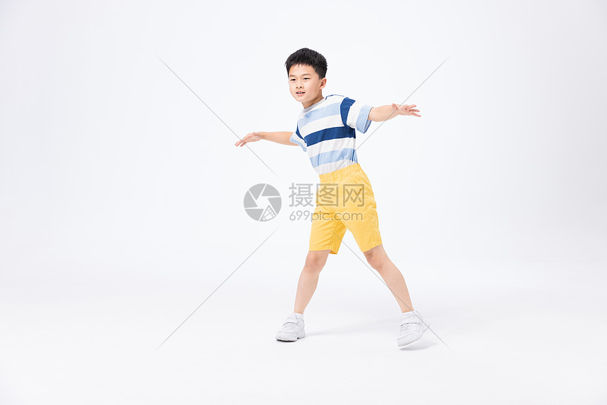 跳街舞的帅气儿童图片