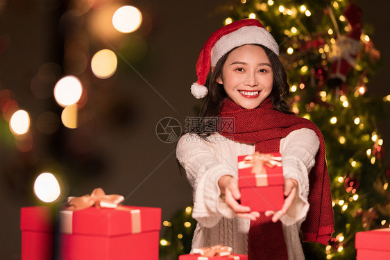 圣诞节夜晚美女收礼物盒图片