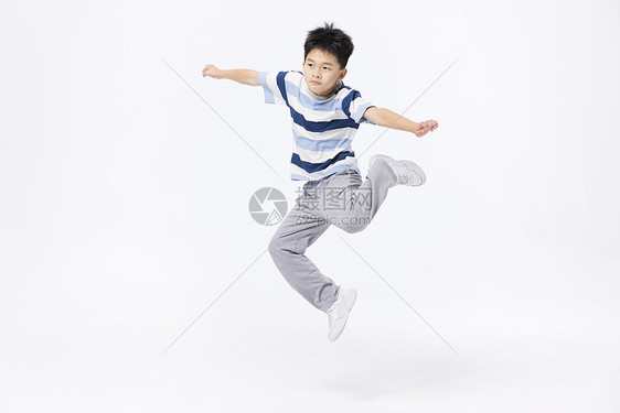 跳街舞的帅气儿童图片