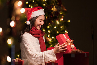 美女圣诞节收礼物打开礼物盒图片