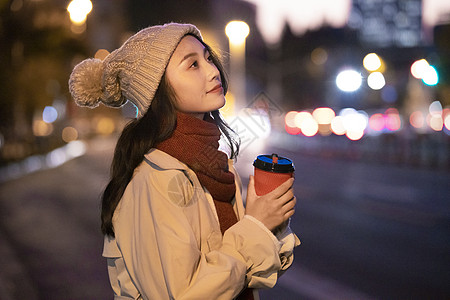 路边咖啡冬季夜晚美女路边拿咖啡等候背景