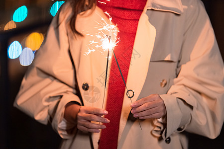 秋冬夜晚美女过圣诞节放烟花棒特写图片