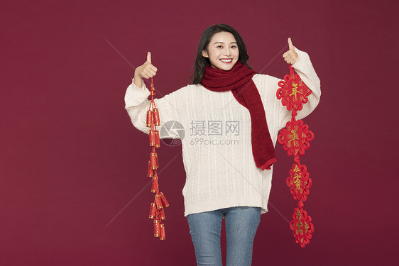 冬季甜美女性过新年提炮仗图片