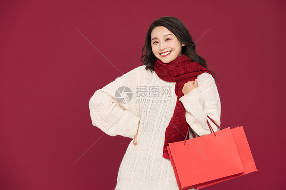 冬季甜美女性过新年拎购物袋图片