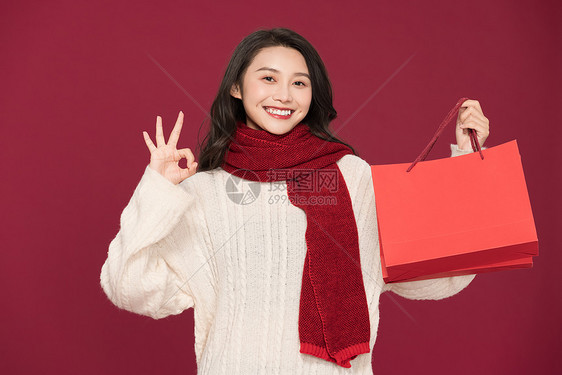 冬季甜美女性过新年拎购物袋图片