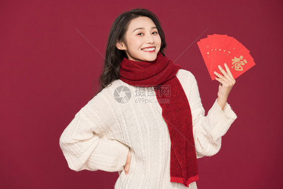 冬季甜美女性过新年发红包图片