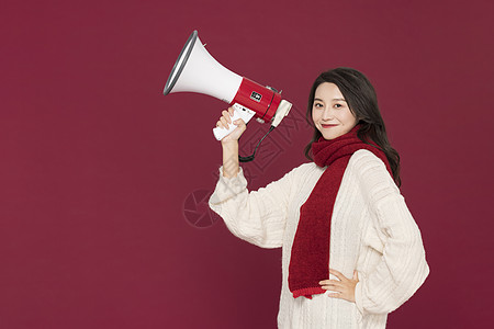 冬季甜美女性过新年拿扩音器图片