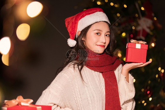 甜美女性过圣诞节收圣诞礼物图片