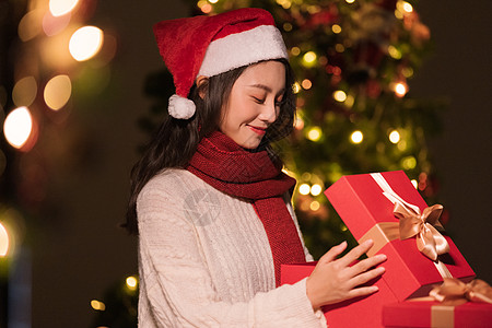 平安夜浪漫马车秋冬夜晚美女过圣诞节拆开礼物盒背景
