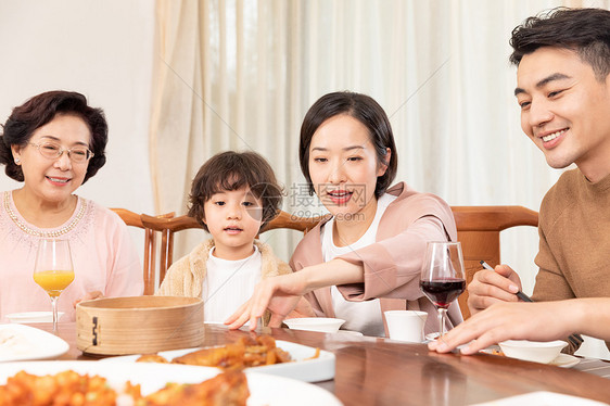 幸福家庭吃团圆饭图片