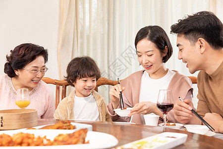 幸福家庭吃团圆饭背景图片