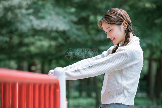 俏皮可爱清新美女图片