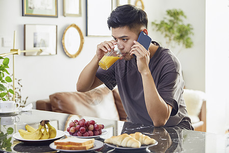 年轻男士吃早餐接电话图片