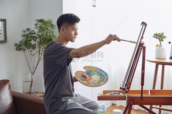 文艺男青年在家绘画图片