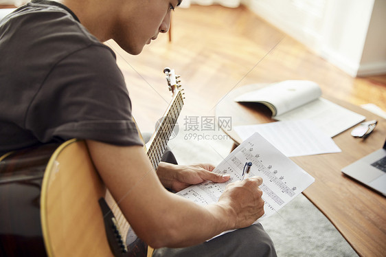 文艺男青年在家弹吉他图片
