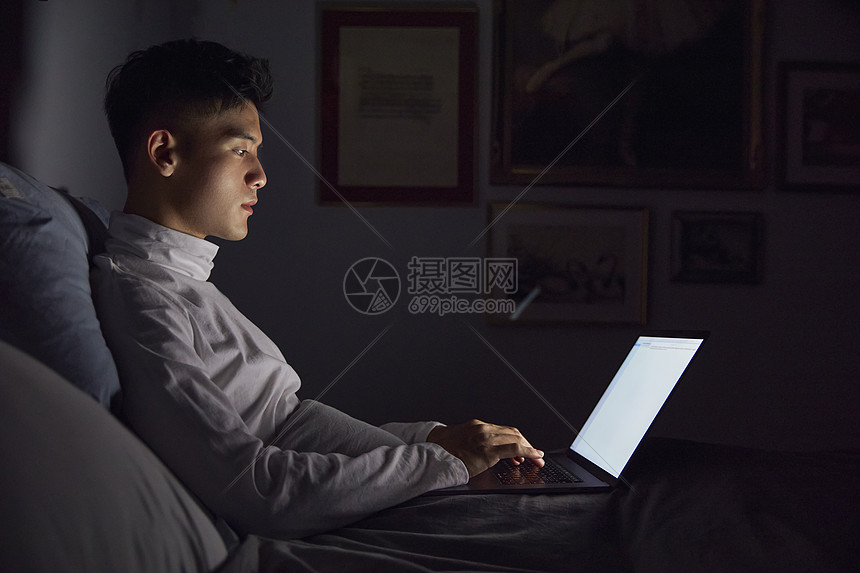 ‘~夜晚居家男士使用电脑加班办公打字  ~’ 的图片