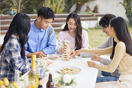 年轻人户外聚会玩积木图片