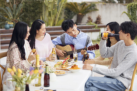 年轻人户外聚会聚餐唱歌高清图片