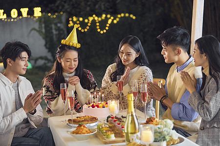 生日晚餐年轻美女生日会许愿背景