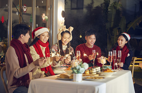 年轻人圣诞聚会放烟花祝福图片