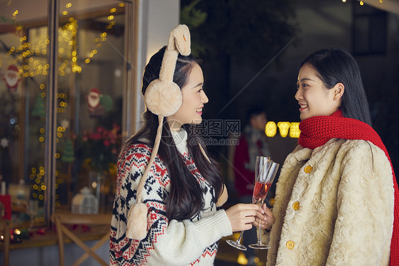 年轻美女冬季聚会聊天碰杯图片