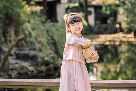 中国古韵香囊古装汉服儿童公园拿竹篮里游玩背景