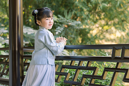 古装纯真儿童逛公园嬉戏玩耍图片素材