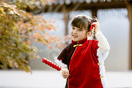 中国风儿童新年逛公园吃糖葫芦高清图片