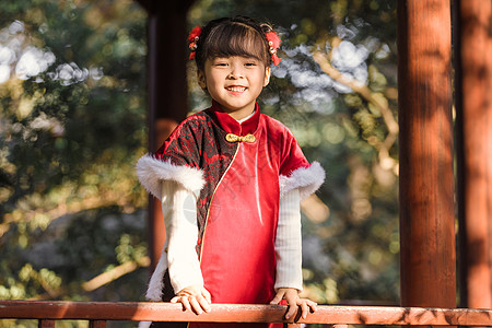 中国风儿童新年逛公园里嬉戏图片