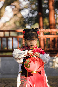 中国风儿童新年拿灯笼逛公园图片