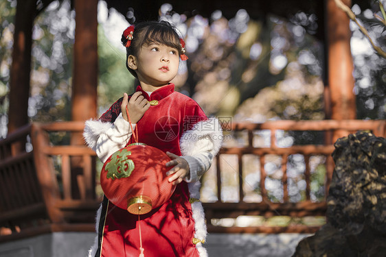 中国风儿童新年拿灯笼逛公园图片
