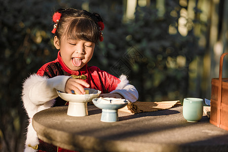 中国风儿童新年拿灯笼逛公园图片