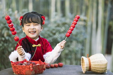 吃烤红薯的女孩中国风儿童新年逛公园吃糖葫芦背景