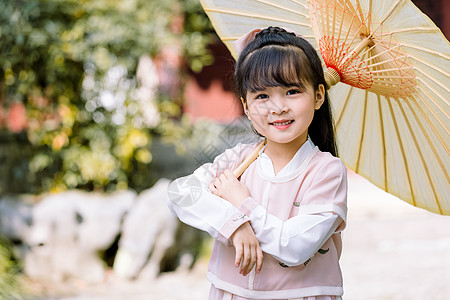 中国风儿童汉服欢乐逛公园撑伞图片