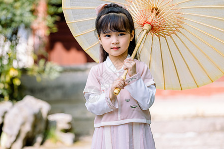 女孩撑伞中国风儿童汉服逛公园撑伞背景