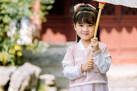 女孩撑伞中国风儿童汉服逛公园撑伞背景