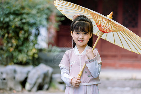 女孩撑伞中国风儿童汉服逛公园撑伞背景